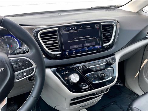 Used 2024 Chrysler Pacifica Touring-L FWD image 7