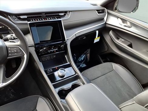 New 2025 Jeep Grand Cherokee Altitude image 13