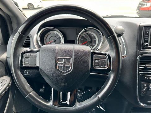 Used 2019 Dodge Grand Caravan SE FWD image 16