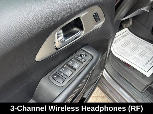 Used 2021 Chrysler Pacifica Limited w/ Uconnect Theater Family Group image 14