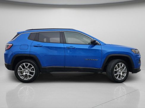 Used 2023 Jeep Compass Latitude image 10