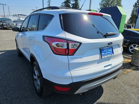Used 2017 Ford Escape SE w/ SE Leather Comfort Package FWD image 3