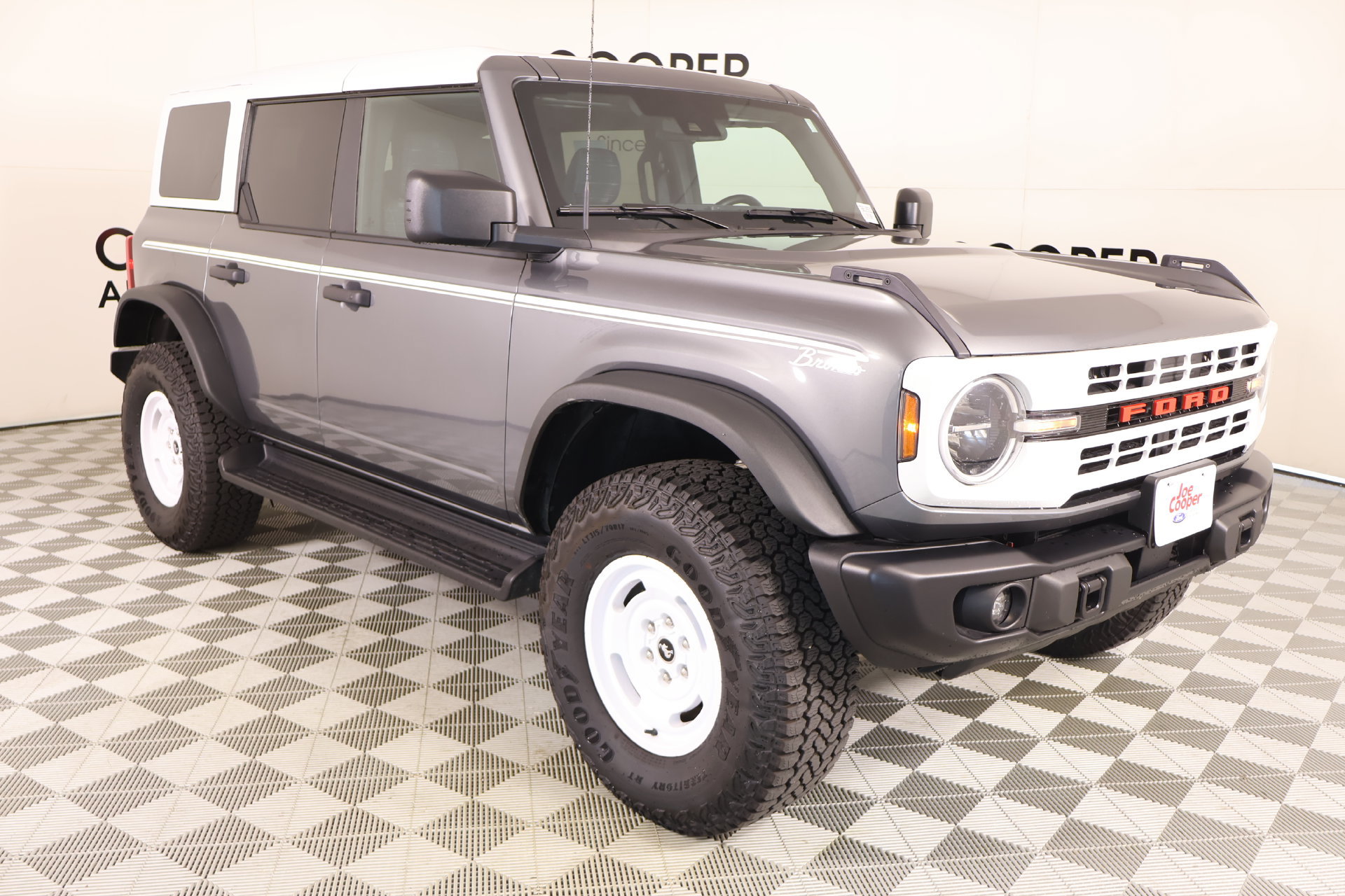 Used 2025 Ford Bronco Heritage Edition AWD/4WD image 1