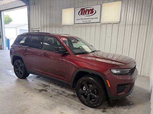 Used 2025 Jeep Grand Cherokee Altitude AWD/4WD image 1