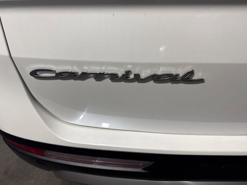 Used 2022 Kia Carnival LX image 19