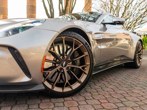 Used 2025 Aston Martin V8 Vantage Coupe image 32