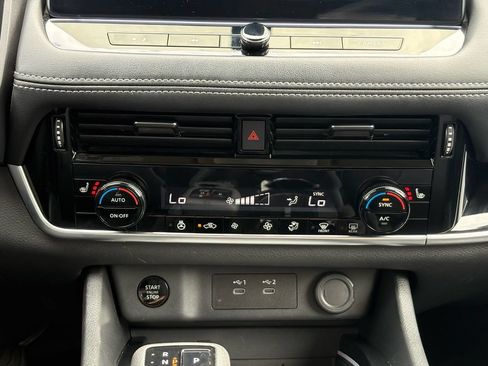 Used 2024 Nissan Rogue SL AWD/4WD image 18