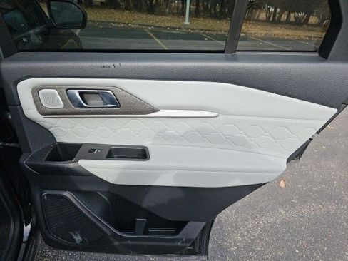 Used 2025 Ford Explorer Platinum w/ LUX Leather Package image 17