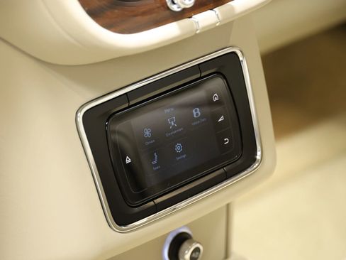 Used 2020 Bentley Bentayga Plug-In Hybrid image 68