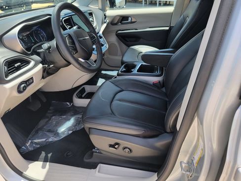 Used 2024 Chrysler Pacifica Touring-L FWD image 11