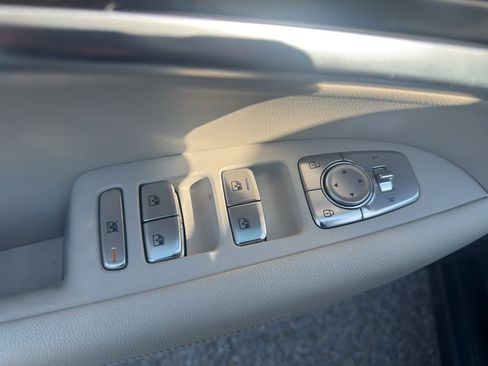 Used 2025 Genesis G70 2.5T image 10