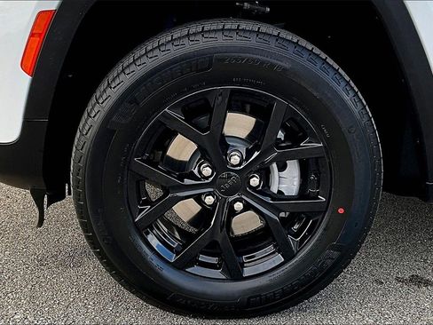 New 2025 Jeep Grand Cherokee Laredo image 11