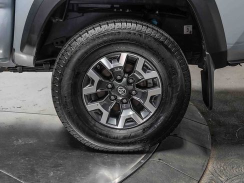 Certified 2018 Toyota Tacoma TRD Off-Road w/ Technology Package AWD/4WD image 10