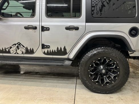 Used 2018 Jeep Wrangler Unlimited Sahara w/ Dual Top Group AWD/4WD image 6