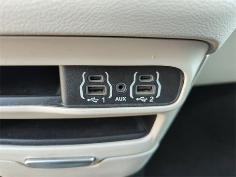 Used 2021 Chrysler Voyager Lxi image 31