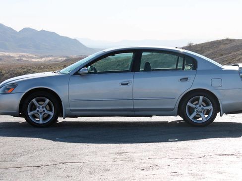 Used 2005 Nissan Altima 3.5 SE w/ (X02) Navigation Pkg FWD image 5