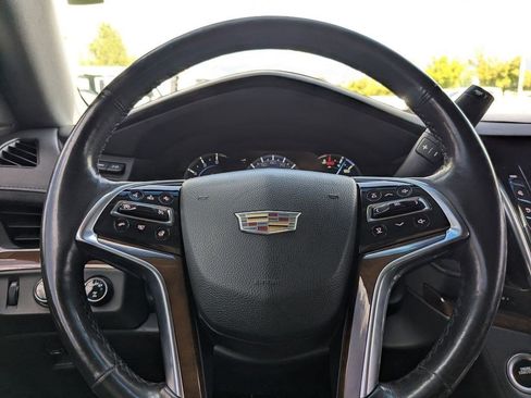 Used 2020 Cadillac Escalade Premium Luxury AWD/4WD image 17