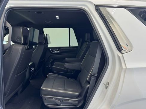 Used 2024 GMC Yukon SLT w/ SLT Luxury Package image 19