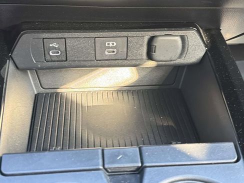 Used 2025 Toyota Prius XLE FWD image 19