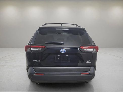 Used 2021 Toyota RAV4 LE image 6