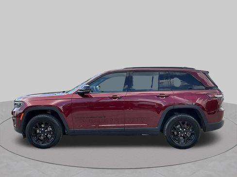 Used 2024 Jeep Grand Cherokee Altitude AWD/4WD image 3