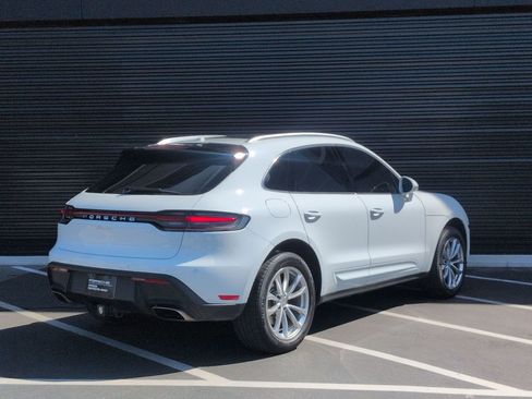 Certified 2022 Porsche Macan image 9