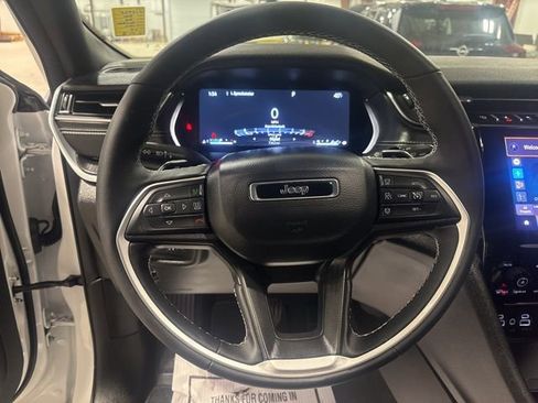 Used 2025 Jeep Grand Cherokee Laredo X w/ Luxury Tech Group I image 18