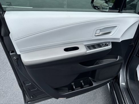 Used 2025 Toyota Sienna XLE FWD image 23