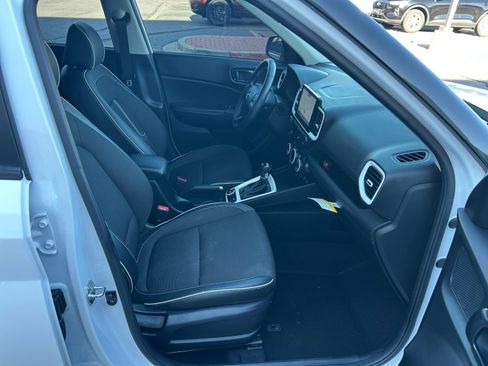 Certified 2024 Hyundai Venue Limited FWD image 32