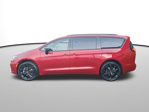 New 2026 Chrysler Pacifica Limited w/ S Appearance Package image 2