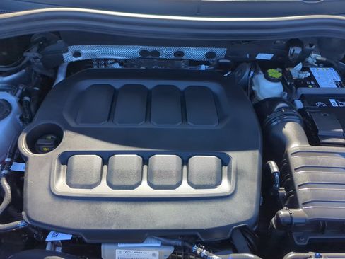 Certified 2025 Volkswagen Tiguan SE image 20