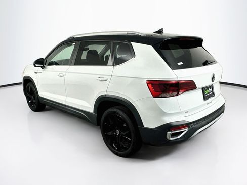 Used 2023 Volkswagen Taos SE w/ Panoramic Sunroof Package FWD image 5
