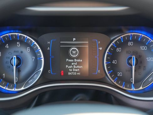 Used 2020 Chrysler Voyager L FWD image 29