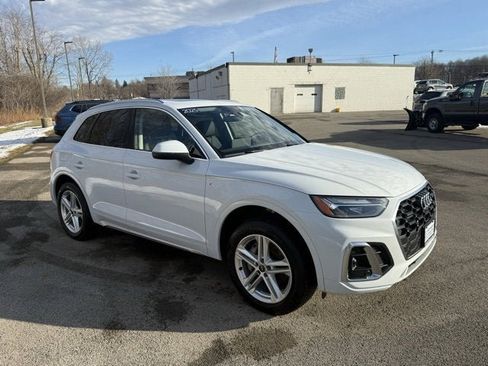 Used 2025 Audi Q5 e Premium Plus w/ Premium Plus Package image 3