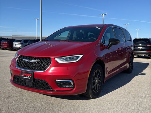 Used 2025 Chrysler Pacifica Select image 2