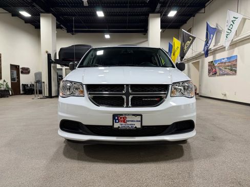 Used 2018 Dodge Grand Caravan SE w/ UConnect Hands-Free Group image 2