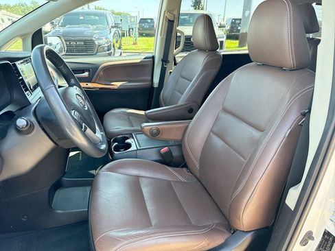 Used 2020 Toyota Sienna Limited Premium w/ Carpet Mat Package FWD image 16