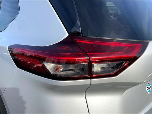 Used 2021 Nissan Rogue SV image 25