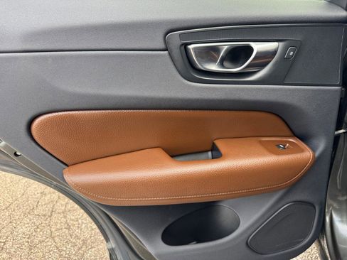 Used 2018 Volvo XC60 T6 Momentum w/ Vision Package image 23