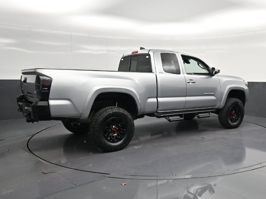 Used 2022 Toyota Tacoma SR5 AWD/4WD image 3