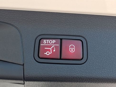 Used 2024 Mercedes-Benz GLS 450 4MATIC image 30