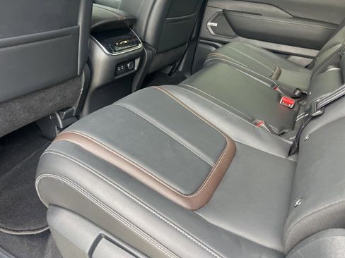 Used 2025 Nissan Armada SL image 32