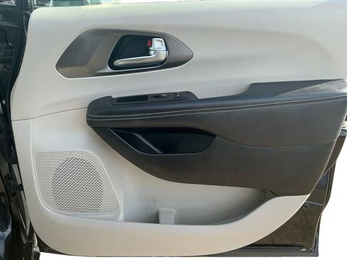 Used 2024 Chrysler Pacifica Select image 16