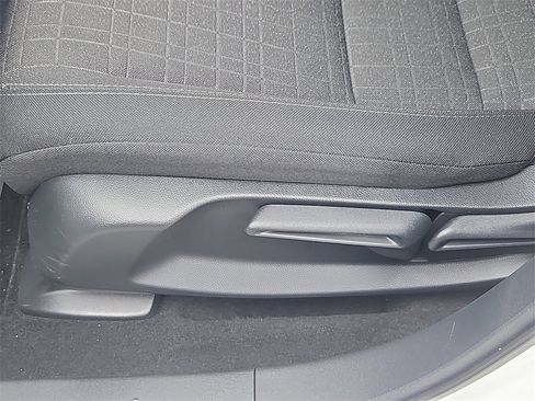 Certified 2025 Honda HR-V LX image 17