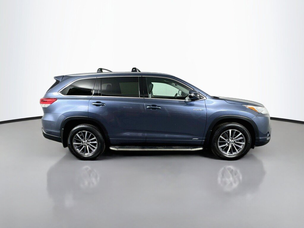 Used 2017 Toyota Highlander XLE AWD/4WD image 6