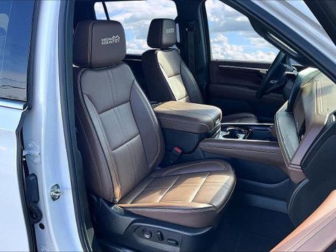 Used 2025 Chevrolet Suburban High Country image 30