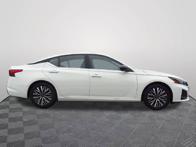 Used 2025 Nissan Altima 2.5 SV FWD image 4