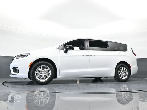 New 2026 Chrysler Pacifica Select image 49