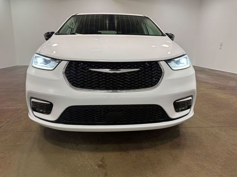 Used 2024 Chrysler Pacifica Touring-L image 40