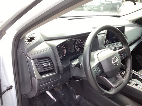 Used 2025 Nissan Rogue SV image 9